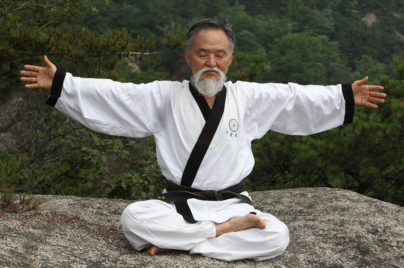 젊은 시절 설악산에서 도인술을 배웠다는 우혈 허장수 선생이 혈기도의 수행 동작을 인왕산 바위에서 보여주고 있다.