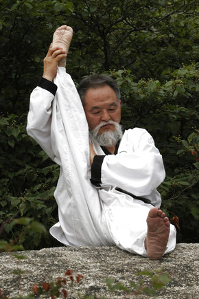 젊은 시절 설악산에서 도인술을 배웠다는 우혈 허장수 선생이 혈기도의 수행 동작을 인왕산 바위에서 보여주고 있다.