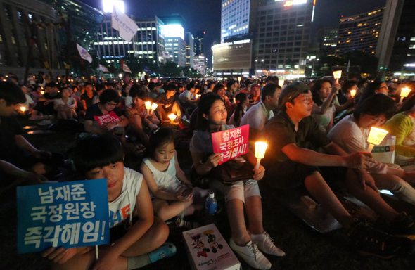 19일 밤 서울광장에서 열린 ‘국정원 대선 개입 규탄 민주주의 수호 촛불문화제’에 참가한 시민들이 촛불을 든 채 노래패의 공연을 감상하고 있다. 이정우 선임기자 woo@hani.co.kr