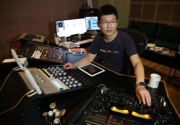 전훈 마스터링 감독이 23일 서울 삼성동 소닉코리아 스튜디오에서 작업하고 있다. 그는 시디(CD)를 찍기 전 마지막 단계인 마스터링 작업을 통해 음악의 색깔과 감성을 극대화한다. 강창광 기자 chang@hani.co.kr