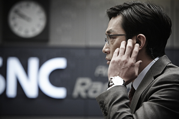 영화 <더 테러 라이브>에서 하정우는 ‘단독보도’를 조건으로 폭탄 테러범과 생방송 통화를 하는 라디오 진행자로 나온다. 씨네2000 제공