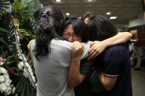 7월21일 오전 ‘사설 병영캠프 사고’ 유가족들이 태안군 보건의료원 장례식장에서 공주사대부고 교장 파면을 요구하며 오열하고 있다. 
 공주/신소영 기자 viator@hani.co.kr