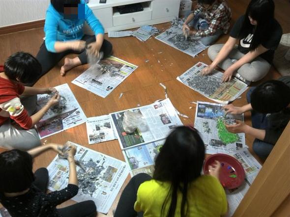 지난 4월 부산 ‘현주집 그룹홈’ 아이들이 체험학습 시간을 맞아 신문지로 풀죽을 쑤고 있다. 현주집 그룹홈 제공