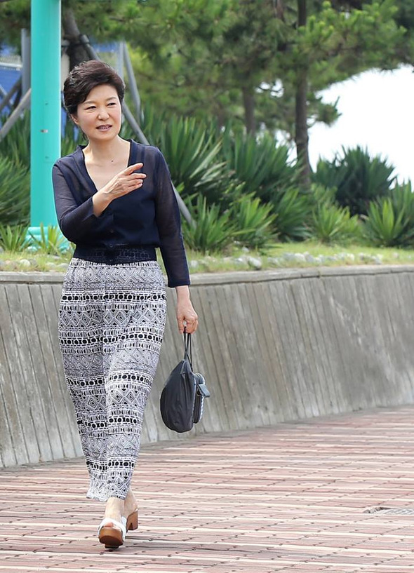 산책하면서... 박 대통령이 산책하면서 손가락으로 무언가를 가리키고 있다. /사진=박 대통령 페이스북