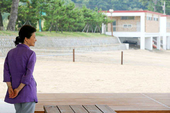 옛생각을 더듬으며... 박 대통령이 미소를 띄우며 뒷짐을 진 채 어딘가를 응시하고 있다.   /사진=박 대통령 페이스북