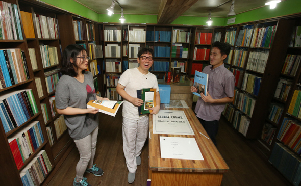 50년 넘는 전통을 자랑하는 대한음악사는 외국에서도 쉽게 찾기 힘든 악보도 척척 구해내 음악인들 사이에서는 ‘도깨비 창고’로 불린다. 7월30일 오전 서울 중구 대한음악사 명동 본점에서 신원석 대표(가운데), 양혜경 실장(왼쪽), 직원 김의수씨가 악보를 꺼내 보며 이야기하고 있다. 신소영 기자 viator@hani.co.kr