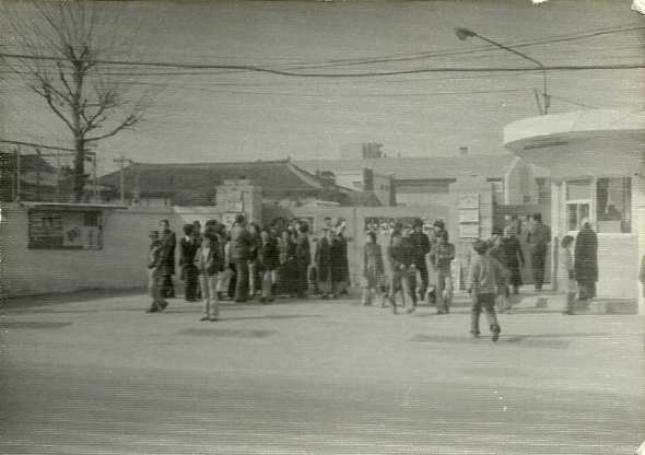 1978년 4월26일 작업현장 기습농성을 시도하다 이총각 지부장과 김인숙 총무가 구속당하자 동일방직 민주노조 해고노동자들은 추송례 지부장 직무대리 등으로 임시 노조지부를 구성해 복직 투쟁을 계속해 나갔다. 사진은 그 무렵 공장 안에서 투쟁하던 민주노조 조합원들을 응원하고자 동일방직 정문 앞에 모인 다른 회사 노동자들과 가족들.