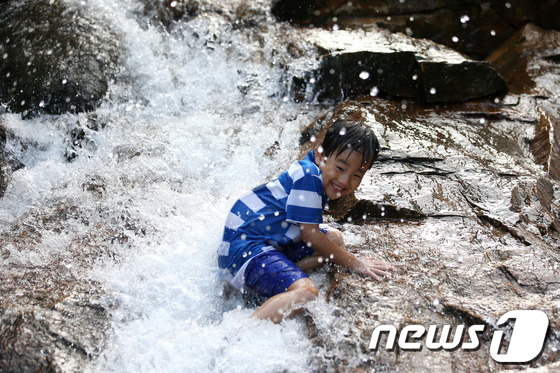 서울의 낮 최고기온이 32도까지 오르며 전국적으로 무더운 날씨를 보인 1일 오후 경기 과천시 관악산 자락의 계곡을 찾은 어린이들이 물놀이를 하며 더위를 식히고 있다. 2013.8.1 /뉴스1