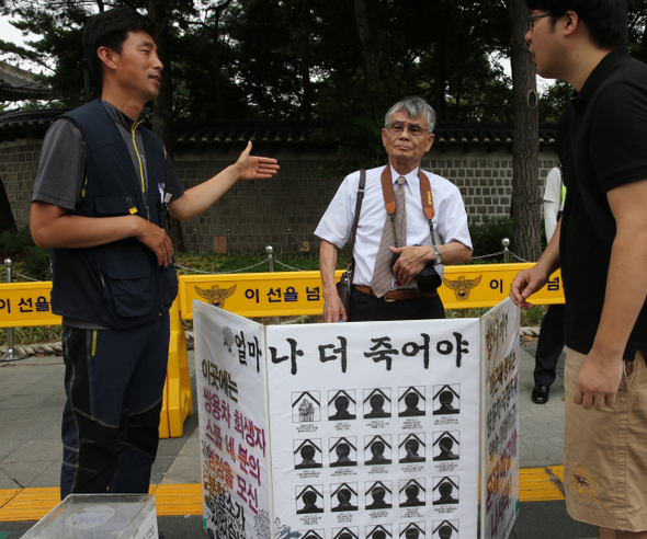 청계천 판자촌 빈민 구호 활동으로 ‘청계천의 성자’로 알려진 노무라 모토유키 목사(가운데)가 7일 오전 서울 중구 대한문 앞 금속노조 쌍용자동차 농성장을 찾아 김정욱 사무국장(왼쪽)에게서 설명을 듣고 있다. 강창광 기자 chang@hani.co.kr
