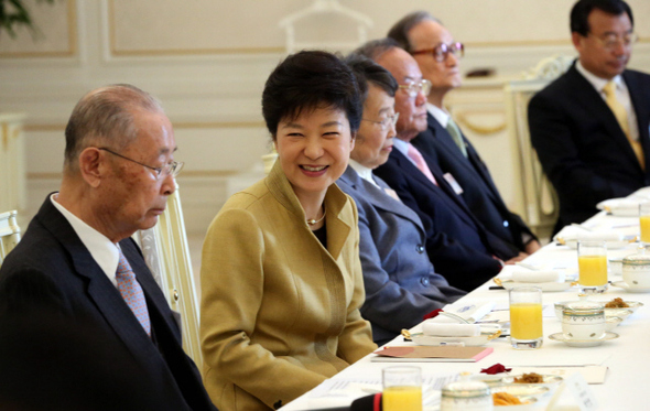 박근혜 대통령이 지난 3월13일 국민원로와의 청와대 오찬에서 백선엽 전 육군참모총장(맨 왼쪽)과 인사를 하고 있다. 지난 7월16일 국방부는 백 전 총장의 이름을 딴 ‘백선엽 한미동맹상’을 제정했다. 그는 과거 일본이 세운 만주국에서 항일운동가를 토벌한 전력으로 <친일인명사전>에 수록됐다. 청와대사진기자단