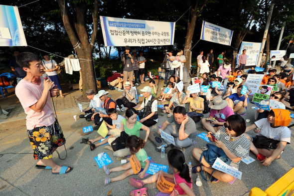 11일 오후 서울 서초구 내곡동 국가정보원 앞에서 국정원국민감시단이 제안하는 첩첩산중 KGB 촛불문화제 참가자들이 문화제 시작을 기다리고 있다. 김태형 기자 xogud555@hani.co.kr 2013.8.11