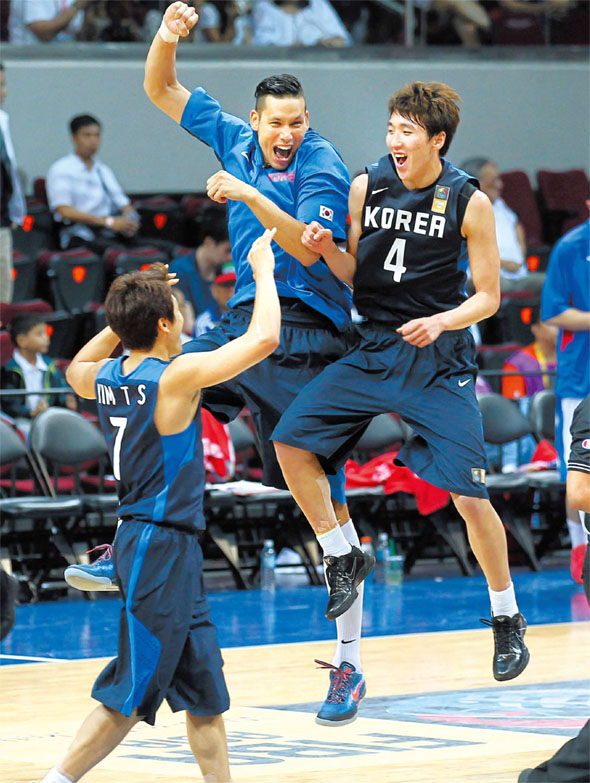 한국 남자농구대표팀의 이승준과 김민구가 11일 오후 필리핀 마닐라 몰오브아시아 아레나에서 열린 2013 남자농구 아시아선수권대회 3, 4위전에서 대만을 꺽고 3위가 확정되는 순간 몸을 부딪치며 기뻐하고 있다. 마닐라/사진공동취재단