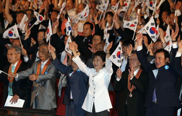 15일 오전 서울 세종문화회관에서 열린 제68주년 광복절 경축식에서 박근혜 대통령과 광복회원, 독립유공자 등 참석자들이 만세 삼창을 하고 있다.  청와대사진기자단