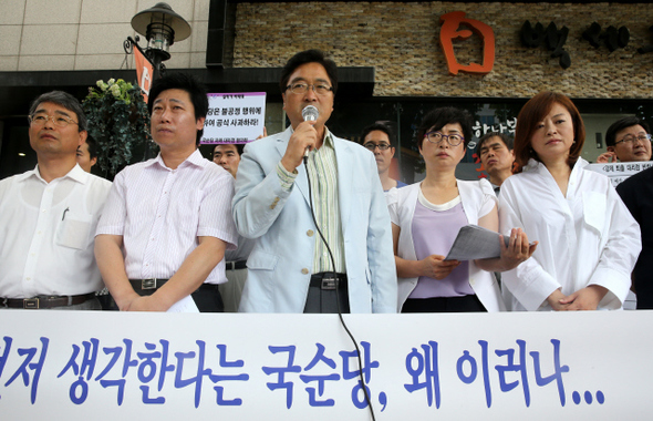 민주당 을지로위원회 위원장을 맡고 있는 우원식 의원(왼쪽 둘째)이 13일 오전 서울 삼성동 국순당 본사 앞에서 국순당피해대리점협의회 회원들과 함께 국순당 규탄 기자회견을 열고 있다. 은수미 의원(오른쪽 둘째), 진선미 의원(맨 오른쪽), 염유섭 피해대리점협의회장(맨 왼쪽) 등이 함께했다. 강재훈 선임기자 <A href="mailto:khan@hani.co.kr">khan@hani.co.kr</A>