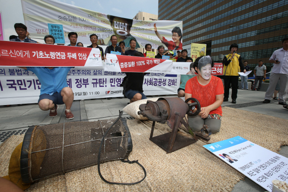  민주노총 소속 노동자들이 19일 오전 서울 광화문광장에서 전국 동시다발 기자회견을 열어 철도, 가스, 의료 등 공공부문 민영화 중단과 대선 복지공약 이행을 촉구하는 행위극을 하고 있다.   
류우종 기자 wjryu@hani.co.kr 