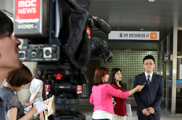 정수장학회 지분매각을 논의한 비밀회동을 녹음·보도해 통신비밀보호법 위반 혐의로 기소된 <한겨레> 최성진 기자가 20일 오후 서울중앙지법에서 선고공판을 마친 뒤 법정을 나와 기자들의 질문에 답하고 있다. 강재훈 선임기자 khan@hani.co.kr