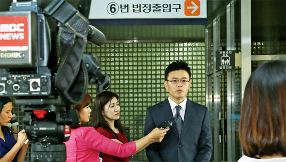 정수장학회 지분매각 논의 내용을 보도한 <한겨레> 최성진 기자가 20일 1심 선고공판을 마친 뒤 서울중앙지법 앞에서 기자들의 질문에 답변하고 있다. 법원은 대화 내용을 녹음해 보도한 것은 무죄, 대화를 청취한 것은 유죄로 판단했다. 강재훈 선임기자 khan@hani.co.kr