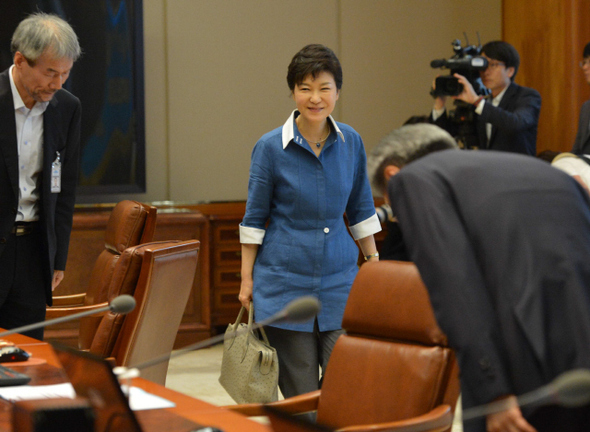 박근혜 대통령이 26일 오전 청와대에서 수석비서관회의를 주재하기 위해 걸어들어오고 있다. 왼쪽은 유민봉 국정기획수석, 오른쪽은 박준우 정무수석. 청와대사진기자단