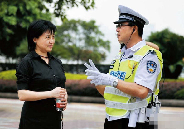 보시라이의 아내 구카이라이(왼쪽)과 충칭시 공안국장 시절의 왕리쥔. 사진 웨이보