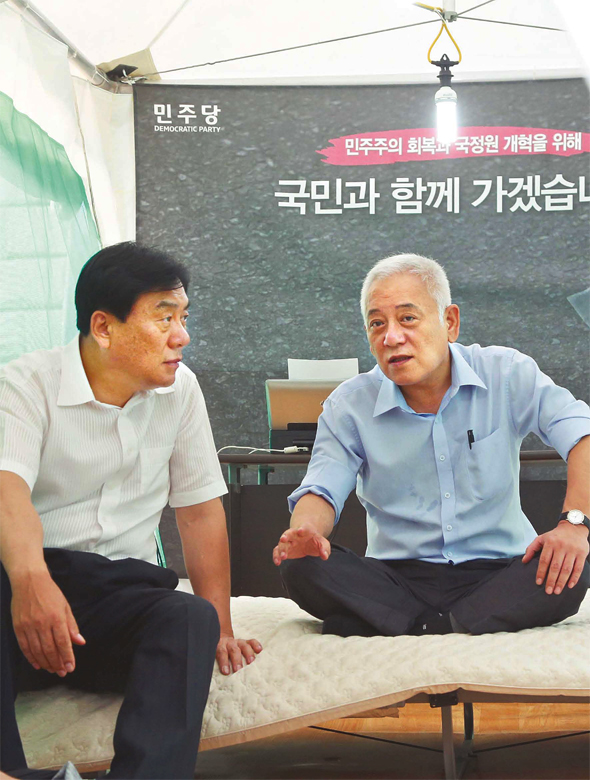 <b>노숙투쟁 시작한 제1야당 대표 </b>서울시청 앞 서울광장 천막에서 노숙투쟁을 시작한 김한길 민주당 대표(오른쪽)가 27일 오후 천막에서 박기춘 사무총장과 이야기하고 있다. 이정우 선임기자 woo@hani.co.kr