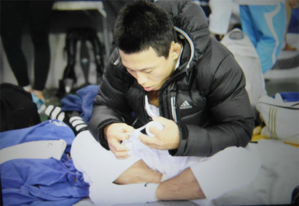왕기춘이 28일(현지시각) 브라질 리우데자네이루에서 열린 2013 국제유도연맹 세계대회 출전을 앞두고 테이핑을 하고 있다. /남지은 기자