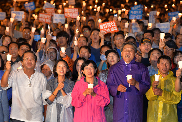 31일 오후 서울역 광장에서 열린 국정원 대선개입 규탄 제10차 범국민 촛불집회에서 이정희 통합진보당 대표가 촛불을 들고 구호를 외치고 있다. 2013.8.31/뉴스1