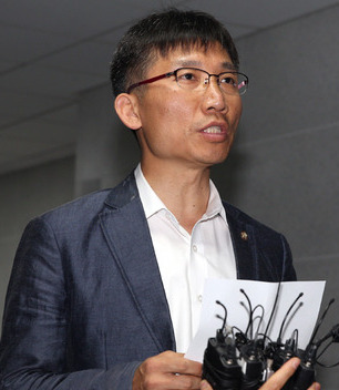 이상규 통합진보당 의원이 1일 오전 서울 여의도 국회 의원회관에서 긴급 기자회견을 열어 “국가정보원이 통합진보당 당원을 거액으로 매수해 당을 사찰시켰다”고 주장하고 있다. 2013.9.1/뉴스1