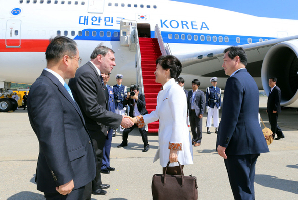 박근혜 대통령이 러시아에서 열리는 G20(주요 20개국 정상회의) 참석과 한-베트남 정상회담을 위해 4일 오후 서울공항에서 출국하며 배웅 나온 인사들과 악수하고 있다.  성남/청와대사진기자단