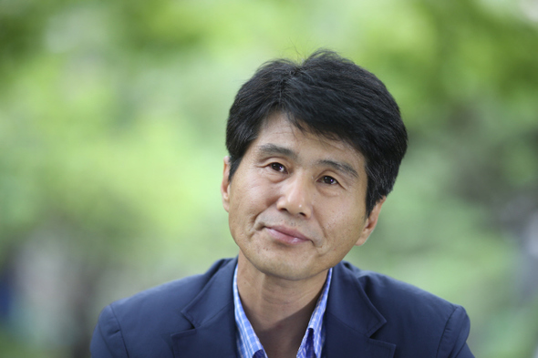 일곱번째 소설집 <도자기 박물관>을 낸 작가 윤대녕은 “삶이든 문학이든 일종의 구도행이라는 점에서 여로형 소설의 틀을 굳이 피할 이유는 없다고 생각한다”고 말했다.  김봉규 선임기자 <A href="mailto:bong9@hani.co.kr">bong9@hani.co.kr</A>