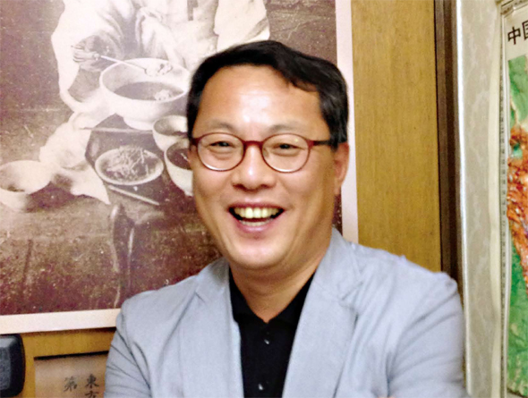 4일 경기도 한국학중앙연구원에 있는 연구실에서 만난 주영하 교수. 입구에는 도포를 입고 갓을 쓴 채 개다리소반 밥상을 받고 있는 조선 남자의 사진이 붙어있다.