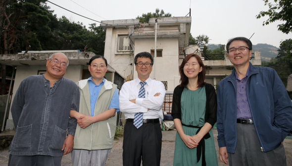 국내 첫 협동조합주택의 탄생을 이끈 주역들이 한자리에 모였다. 왼쪽부터 부지를 제공하고 조합원으로 참여한 하기홍·김경혜씨 부부, 하우징쿱주택협동조합의 기노채 이사장과 신수임 사무국장, 불광동에서 살고 있는 조합원 안창도씨. 뒤에 보이는 낡은 2층집이 내년 가을이면 4층 건물 8가구의 작은 협동조합 공동체로 다시 태어난다. 김정효 기자 <A href="mailto:hyopd@hani.co.kr">hyopd@hani.co.kr</A>