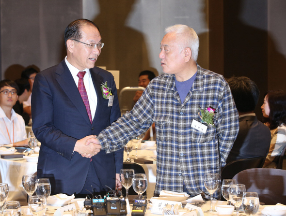 황우여 새누리당 대표(왼쪽)와 김한길 민주당 대표가 11일 오전 서울 태평로 한국언론회관에서 열린 한국편집기자협회 창립 49돌 기념식에서 만나 인사하고 있다. 이정우 선임기자 woo@hani.co.kr