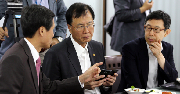노대래 공정거래위원장(가운데)을 비롯한 공정위 직원들이 12일 오전 국회 의원식당에서 열린 새누리당과 공정거래위원회 당정협의에 참석해 이야기를 나누고 있다.  김경호기자 jijae@hani.co.kr