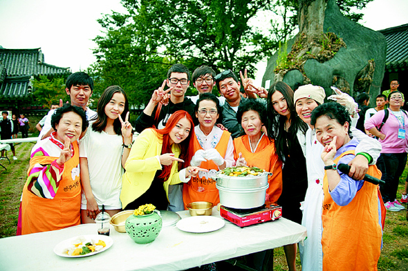 지난해 9월 전주 한옥마을의 향교에서 열린 외국인 유학생 축제에서 참석자들이 송편을 만든 뒤 활짝 웃고 있다.  전북도 제공