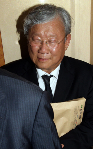 장재구 한국일보 회장이 지난달 5일 구속전 피의자심문(영장실질심사)을 받기 위해 서울중앙지법에 출석하고 있다. 김봉규 선임기자
