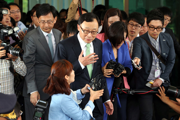 법무부의 감찰 지시와 관련해 사의를 표명한 채동욱 검찰총장이 지난 13일 오후 서울 서초동 대검찰청 청사를 나서고 있다. 김태형 기자 xogud555@hani.co.kr