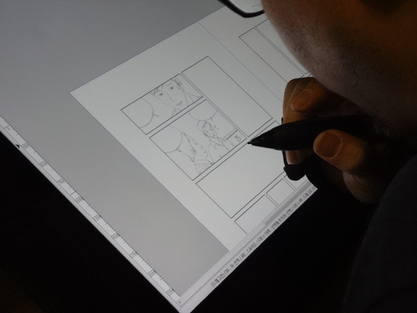 태블릿펜으로 24화 3페이지 데생 작업 중인 윤 작가.