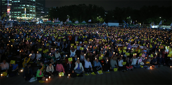 288개 시민사회단체로 이뤄진 ‘국가정보원 정치공작 대선개입 진상 및 축소·은폐 의혹 규명을 위한 시민사회 시국회의’가 주최한 ‘국정원 개혁과 박근혜 대통령의 사과를 촉구하는 12차 범국민 행동의 날’ 행사가 13일 저녁 서울광장에서 열리고 있다. 김태형 기자 <A href="mailto:xogud555@hani.co.kr">xogud555@hani.co.kr</A>