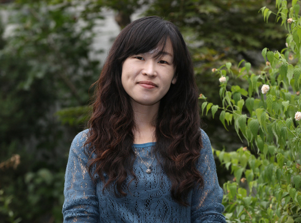 첫 소설집 <팽이>를 낸 작가 최진영은 “등단작을 7년 만에 다시 읽어 보고 그새 내가 타성에 물들어 있었음을 알게 됐다”며 “앞으로는 남의 눈치 보지 않고 좀더 자기 색깔이 분명한 소설을 쓰고 싶다”고 말했다. 
 박종식 기자 <A href="mailto:anaki@hani.co.kr">anaki@hani.co.kr</A>