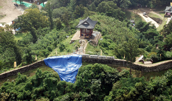 지난 14일 무너진 충남 공주 공산성(사적12호)의 성벽 일부분을 대형 천막으로 가려놓았다. 대전충남녹색연합 제공