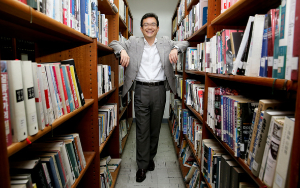 외교관의 꽃이라고 할 수 있는 대사직을 마다하고 문필가, 교수의 힘든 길을 택한 조세영 전 외교부 동북아시아국장은 “앞으로 외교부 밖에서 우리 외교에 대한 문제제기와 함께 외교에 대한 국민의 이해를 넓히는 데 일조하고 싶다”고 소회를 밝혔다. 김정효 기자 hyopd@hani.co.kr