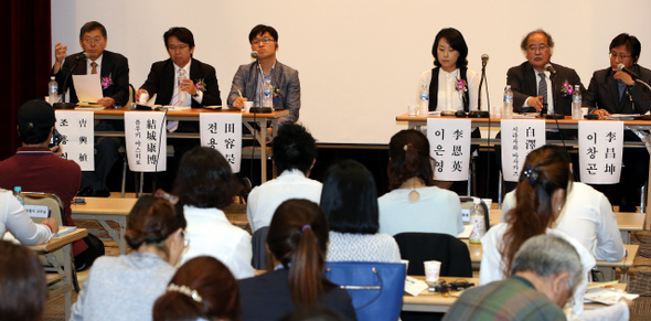 제11회 한·일 마음의 교류 심포지엄이 ‘노인복지와 지방정부의 역할’을 주제로 13일 오후 서울 상도동 숭실대학교 한경직기념관 내 김덕윤예배실에서 열려 참석자들이 열띤 토론을 벌이고 있다. 김봉규 선임기자 bong9@hani.co.kr