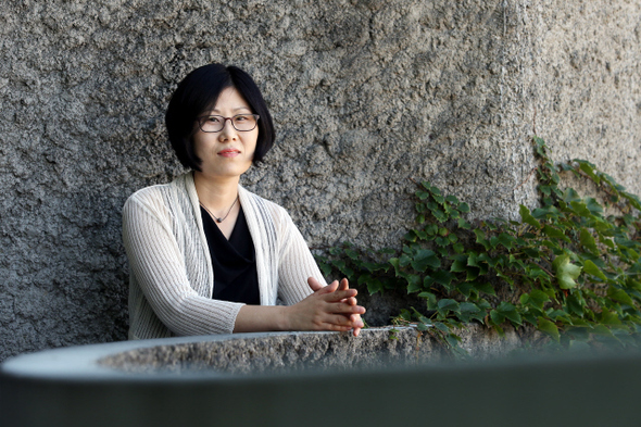 <헌팅>의 작가 조영아는 “비전향 장기수에서부터 어린 아이돌까지, 자기 의지와 상관없이 외부적 요인에 의해 벗어날 수 없는 굴레에 갇힌 이들의 이야기를 하고 싶었다”고 말했다. 이정아 기자 leej@hani.co.kr