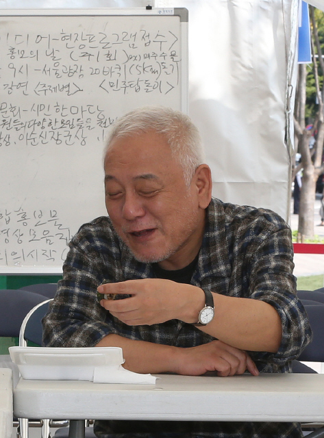김한길 민주당 대표가 22일 오후 서울시청 앞 광장 천막농성장에서 점심으로 김밥을 먹고 있다. 신소영 기자 viator@hani.co.kr