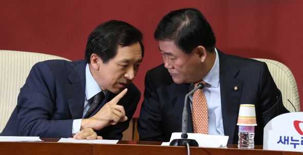 최경환 새누리당 원내대표(오른쪽)가 24일 오전 서울 여의도 국회에서 열린 원내대책회의에서 김기현 정책위의장과 귀엣말을 나누고 있다. 김경호 기자 jijae@hani.co.kr