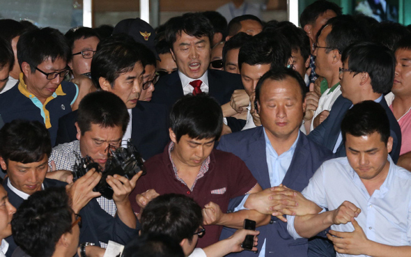 이석기 통합진보당 의원이 지난 5일 저녁 구속영장이 발부된 뒤 경기 수원시 수원남부경찰서에서 수원구치소로 이송되면서 결백을 외치고 있다. 수원/이종근 기자 root2@hani.co.kr