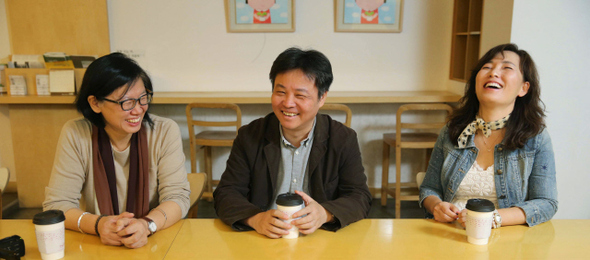 백원담 성공회대 교수(왼쪽부터)와 중국 소설가 위화, 소설가 공지영씨가 28일 오후 서울 공덕동 한겨레신문사에서 이야기를 나누고 있다. 박종식 기자 anaki@hani.co.kr