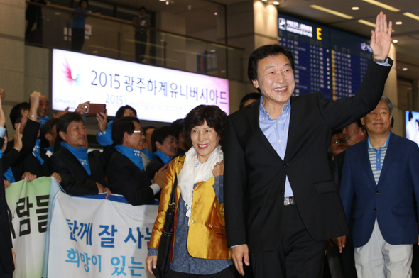 손학규 전 민주당 대표가 독일에 머물다 귀국한 9월29일 오전 인천공항 입국장에서 환영 나온 지지자들을 향해 손을 흔들고 있다. 손 전 대표 왼쪽은 함께 입국한 부인 이윤영씨. 이정우 선임기자 woo@hani.co.kr