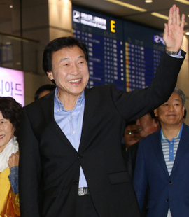 손학규 전 민주당 대표가 독일에 머물다 귀국한 9월29일 오전 인천공항 입국장에서 환영 나온 지지자들을 향해 손을 흔들고 있다.  이정우 선임기자 woo@hani.co.kr