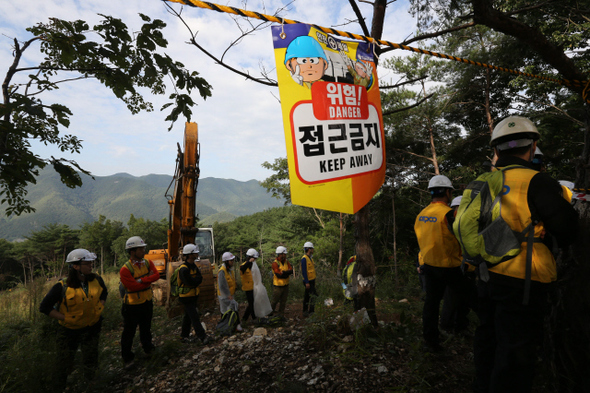 경남 밀양 초고압 송전탑 공사가 재개된 1일 오전 밀양시 단장면 구천리 바드리 마을 ‘89번 송전탑’ 건설 터에 새벽에 올라온 한국전력 직원들이 주민 출입을 막고 있다. 밀양/김봉규 선임기자 bong9@hani.co.kr